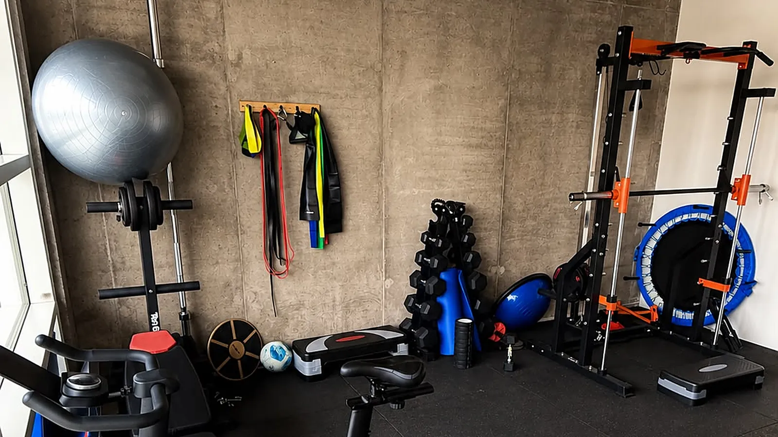 Equipamiento de rehabilitación de KineON: mancuernas, bandas elásticas, jaula de ejercicios y bicicleta
